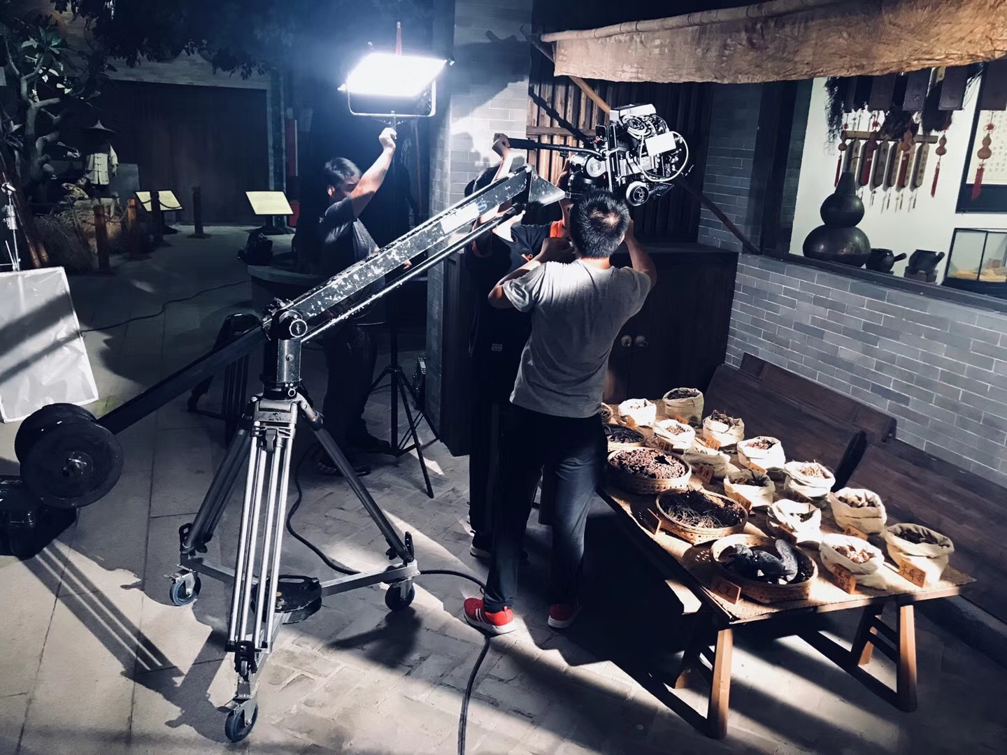 广州左点广告《陈李济》企业宣传片拍摄花絮 在路上，记录匠心映初心